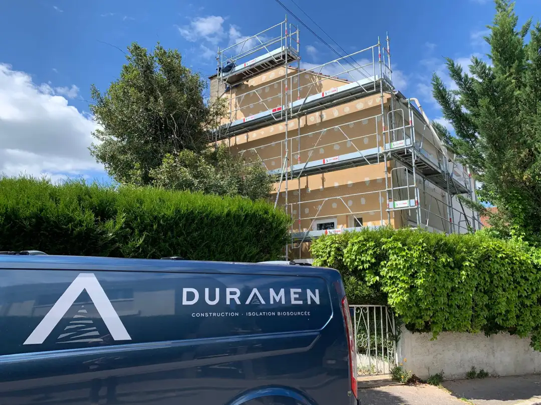 Chantier Duramen Construction avec échafaudage et véhicule de l'entreprise