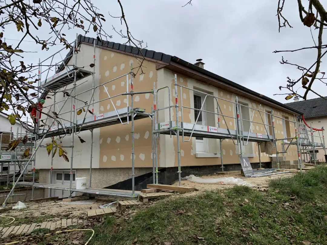 Maison en rénovation avec échafaudage pour isolation écologique à Dijon