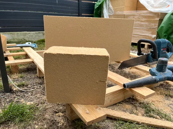 Panneaux de fibre de bois posés sur toiture à Dijon