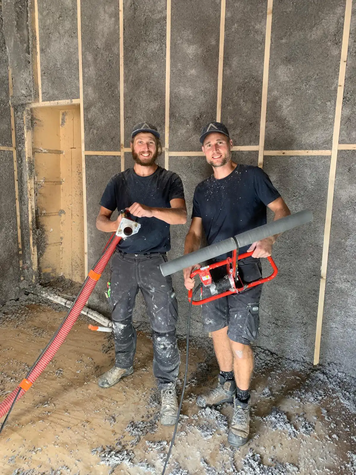 Nicolas Pagnier et Kevin Fourney, co-fondateurs de Duramen Construction, sur un chantier d'isolation