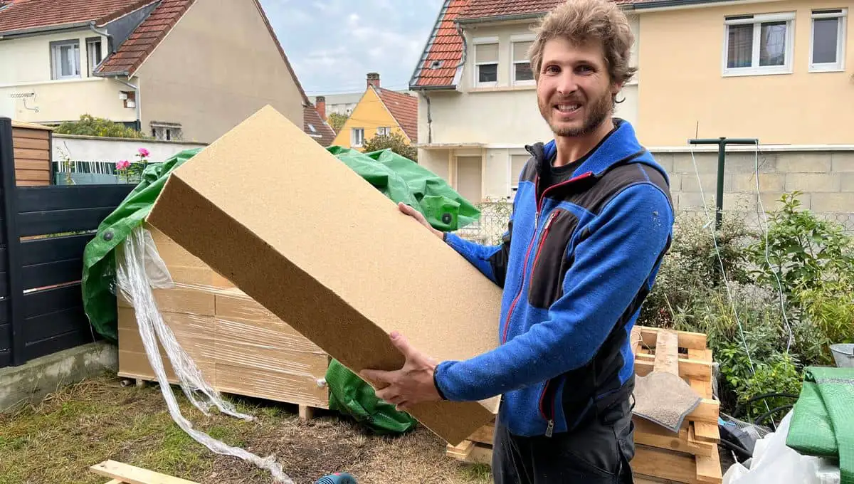 Artisan appliquant de l'isolation en fibre de bois sur un chantier à Dijon